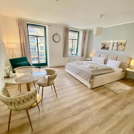 Daire Stilvolles City-apartment Dresden-cotta Mit Balkon