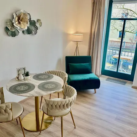 Daire Stilvolles City-apartment Dresden-cotta Mit Balkon